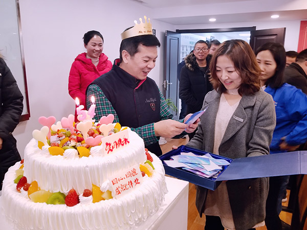 您有一份生日祝福需要查收！萬威機(jī)械員工為董事長,總經(jīng)理送上祝福
